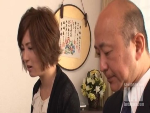 無修正 新妻の美女が自宅で複数の男に過激輪姦される！