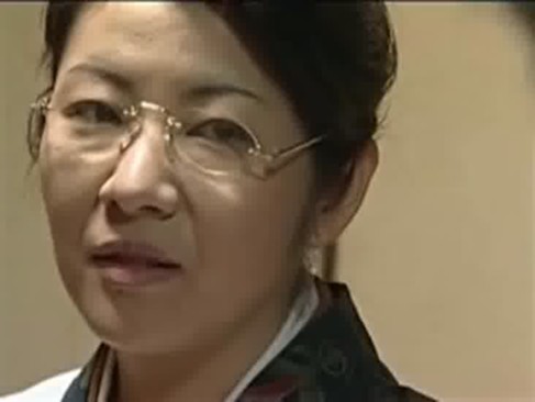 嫁を亡くした男を誘惑やらしくチンポをフェラする淫乱熟女