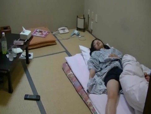 爆睡熟女のモザ無しおまんこ悪戯動画撮影