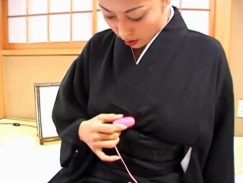 喪服姿の淫乱未亡人がローター使って体を慰める激エロオナニー