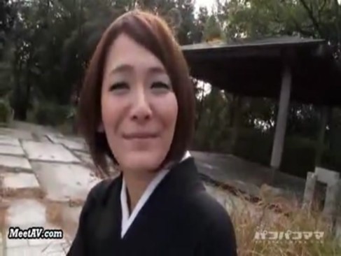 喪服姿の美熟女の無修正おまんこに生チンぶち込み突きまくる