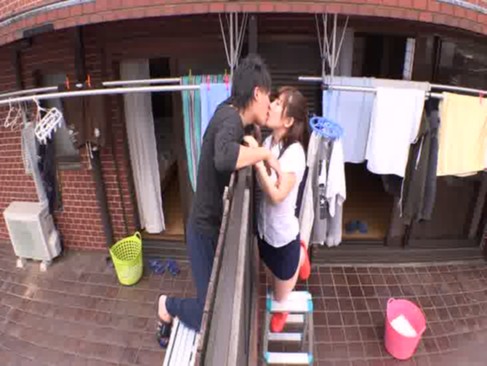 隣の青年と浮気する痴女妻昼下がりの不倫セックス