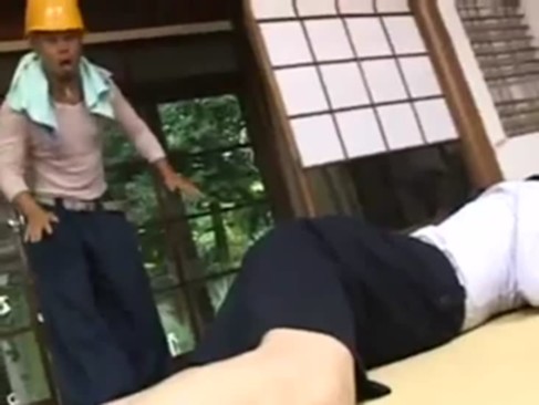 グッスリ眠る巨乳セクシー美熟女を工事現場のおっさんが犯す