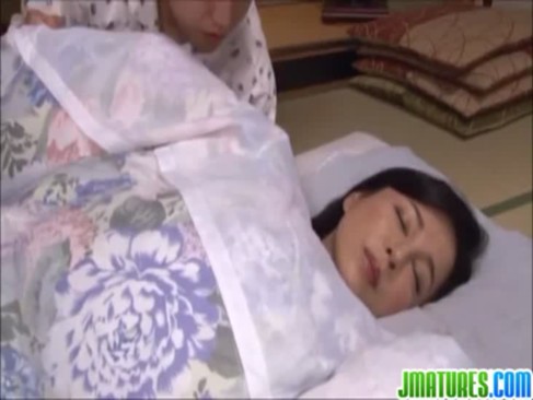 眠る母親のおまんこいじくりその気にさせてちんぽをぶち込みハメまくる近親相姦セックス