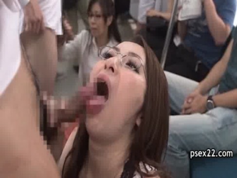 電車で男たちのザーメン抜きまくっていく痴女過ぎ熟女の手コキフェラ抜き