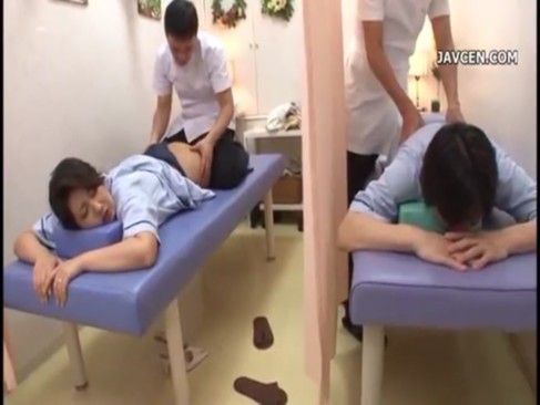 隣に旦那がいるのにイタズラされて感じてしまう淫乱美熟女おばさん