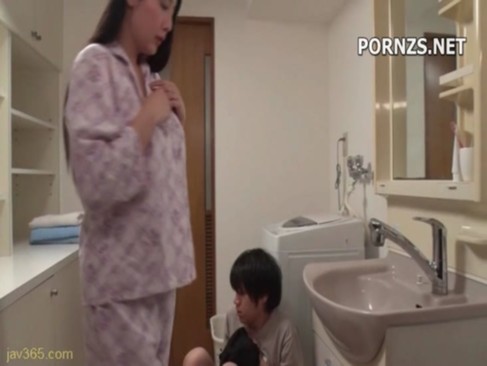爆乳おっぱい美熟女ママが息子のちんぽも可愛がる近親相姦