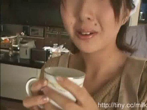 巨乳家政婦に本人の母乳をミルク代わりにコーヒーごちそう