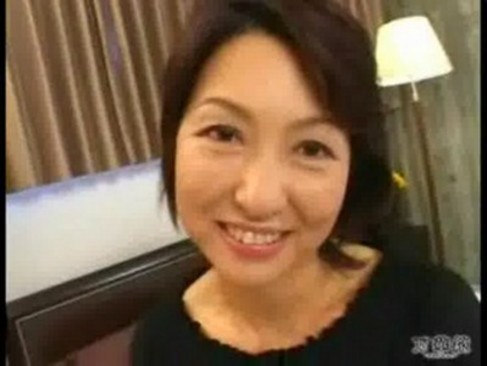 美熟女マダムと絡み合う