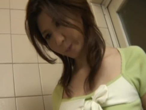 風呂場で息子にモザなしおまんこ愛撫させる美熟女ママ