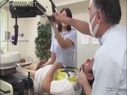 患者のちんぽを手コキパイズリする爆乳美熟女看護師
