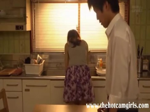 スタイル抜群美人妻の誘惑に耐えれず襲いかかって濃厚セックス