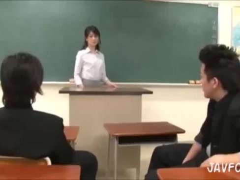 課外授業で男子生徒に犯される熟女教師