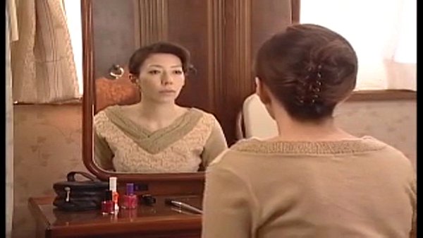 息子の生チン生挿入させる淫乱おまんこ美熟女お母さんの近親相姦