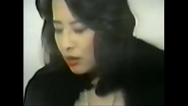 全裸にコートの痴熟女が無修正おまんこに生挿入セックス