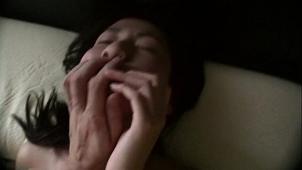 モザなしおまんこに生挿入され乱れるスレンダー人妻生ハメファック