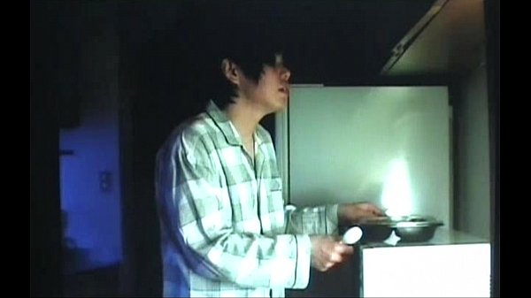 美熟女ママと絡み合う近親相姦セックス