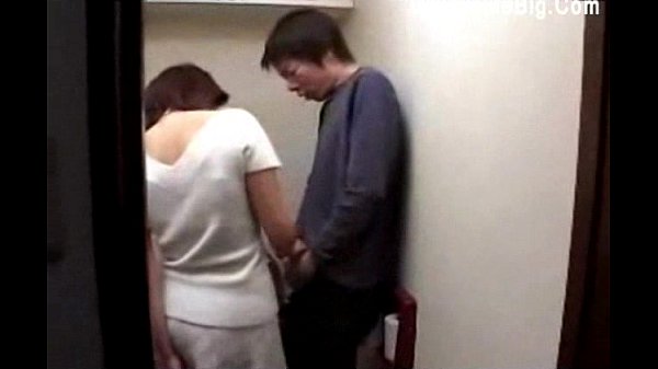 息子のちんぽを咥えこむ熟女お母さんの近親相姦