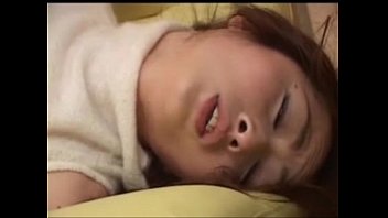 激エロエプロン姿の美熟女が無修正おまんこに生挿入セックス