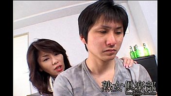 四十路の淫乱美熟女お母さんが息子と交わるモザなし近親相姦