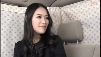 貧乳スレンダー美人妻のパイパンおまんこに無許可の中出しセックス