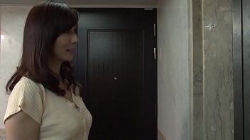 オナニーで喘ぐ声を聴かれて脅されて不倫セックスに堕ちていく美熟女人妻