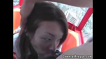 観覧車内で生チン咥えてフェラ抜きするビッチな若妻のエロ動画