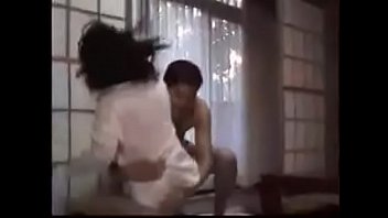 息子に襲いかかられかされるメタボボディの熟女お母さんの近親相姦