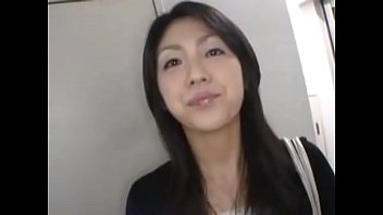 野外でエロ行為する素人スレンダー三十路人妻が不倫中出しセックス