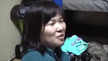 個人撮影ハメ撮りで中出しセックスするブサイク素人熟女