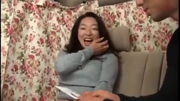 五十路セレブなマダムを言葉巧みに誘惑し中出しカーセックスするエロ動画