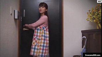 旦那の上映の性玩具にされる貧乳スレンダー若妻