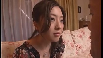 義父を誘惑して中出し近親相姦で絡み合う痴熟女妻