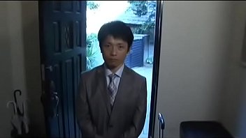 訪問販売員に欲情し激エロ下着姿で絡み合う三十路人妻のエロビデオ