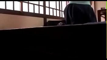 五十路のドスケベ美熟女が若い男のちんぽをフェラ抜きするエロ動画