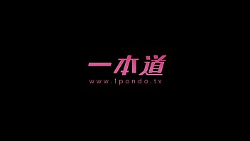 無修正おまんこに生挿入されザーメン中出しされる美乳若妻無修正動画
