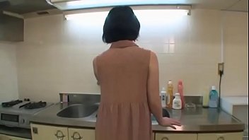 貧乳素人三十路熟女のモザなしおまんこに中出しハメ撮りセックス