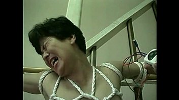 五十路完熟ボディのおばちゃんが拘束悪戯されるエロ動画