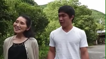 五十路お母さんと絡み合うセックス三昧エロビデオ