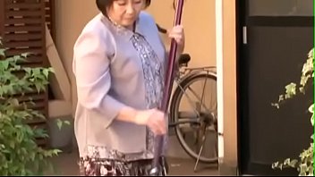 息子ザーメン中出しさせる還暦熟女のお母さんの近親相姦