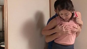 娘の彼氏に欲情し濃厚セックスで絡み合う四十路熟女