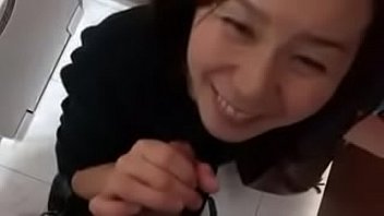公衆トイレでフェラ抜きする四十路熟女の裏ビデオ | レディーババ