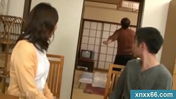 継母が義息を誘惑して絡み合う近親相姦