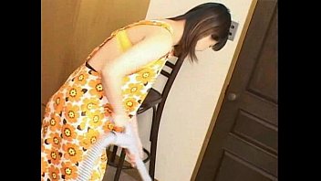 下着エプロン姿の人妻が無修正おまんこ犯されるエロ動画