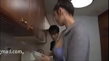 三十路美熟女なお母さんが谷間に興奮した息子と中出し近親相姦
