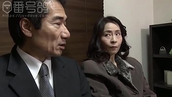 違う異性と交わる所見て興奮する夫婦のエロビデオ