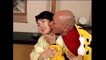 大量ザーメン顔射される三十路の女将の無修正生ハメセックス