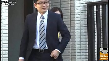 最初は拒むも最後が自ら腰振り絡み合う三十路の人妻不倫セックス