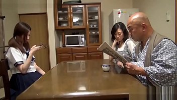 無修正おまんこで浮気相手と旦那の目の前で絡み合う四十路熟女