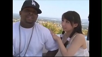 黒人ちんぽを生挿入され潮吹きしまくる三十路美熟女のエロ動画